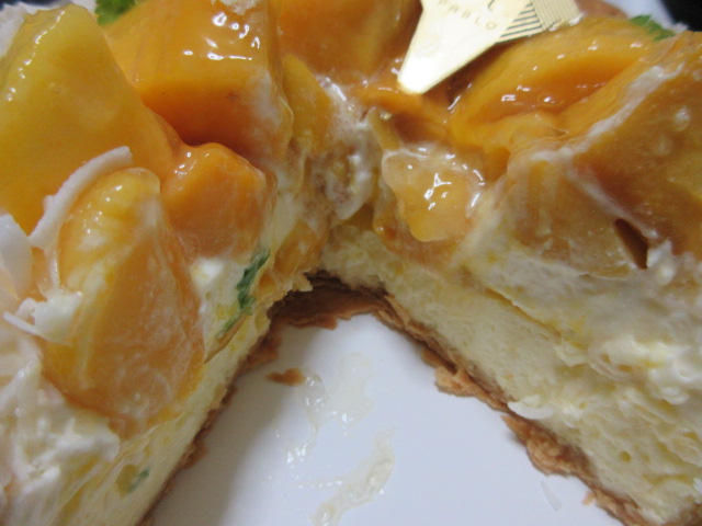 ごろごろマンゴーとココナッツのチーズタルト