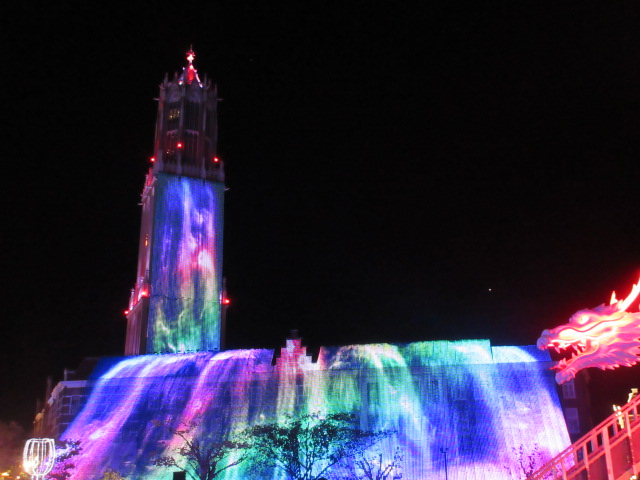 光の滝と光のドラゴンロボット