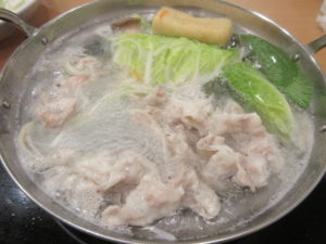 千円でしゃぶしゃぶや点心などが食べ放題となる金の鍋に行きました