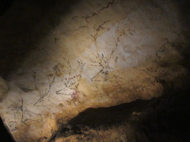 泳ぐシカの壁画