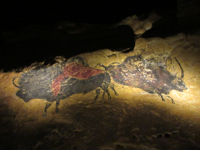 背中合わせのバイソンの壁画