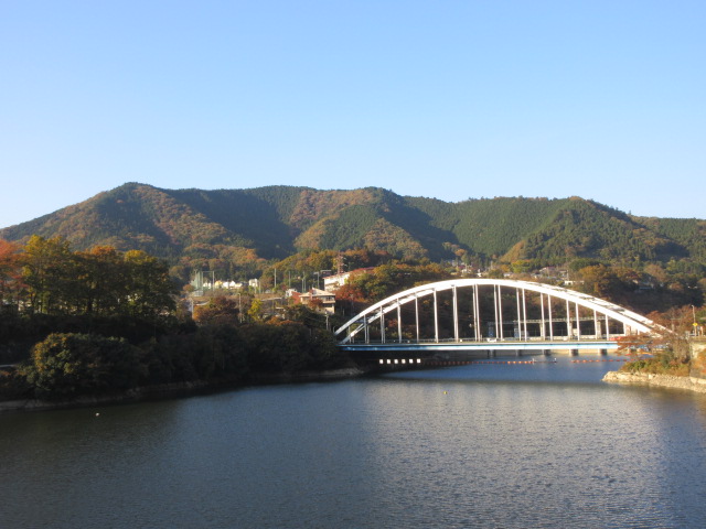 相模湖と相模湖大橋