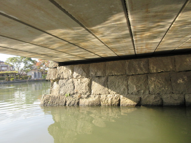 橋の下を通るどんこ舟