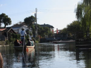 福岡観光の定番、愉快な船頭に案内されて柳川の川下りを体験しました