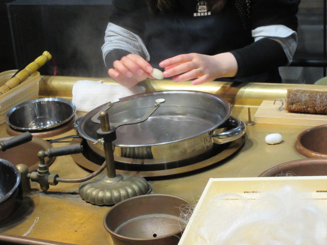 繭から生糸を取り出す実演