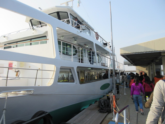 観潮船に乗り込む観光客