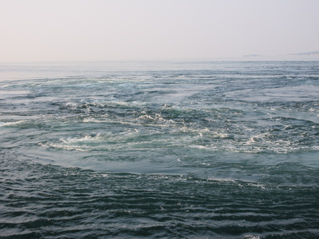 うずしお観潮船から見た渦潮