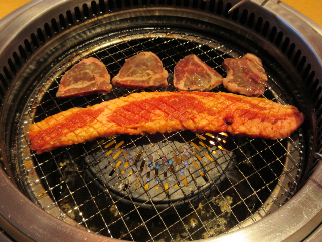 網で焼いた上カルビ