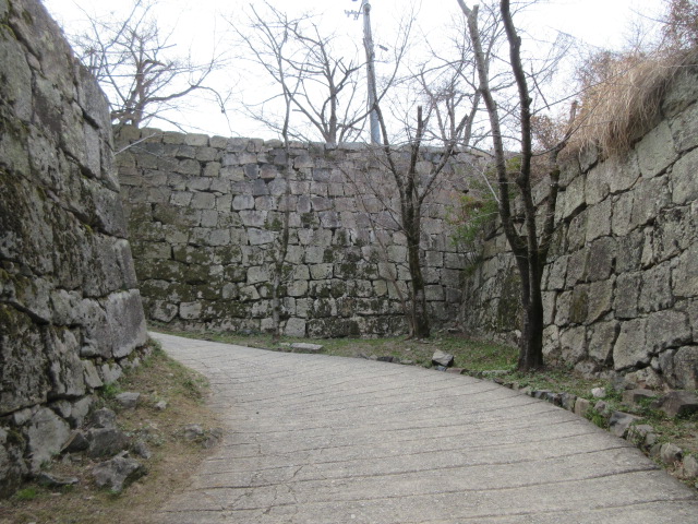 三の丸から二の丸へ続く坂道