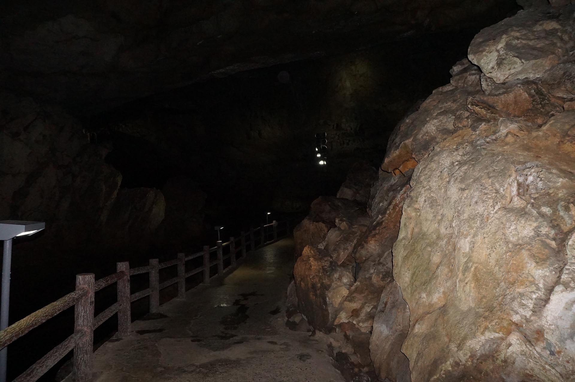 秋芳洞の遊歩道