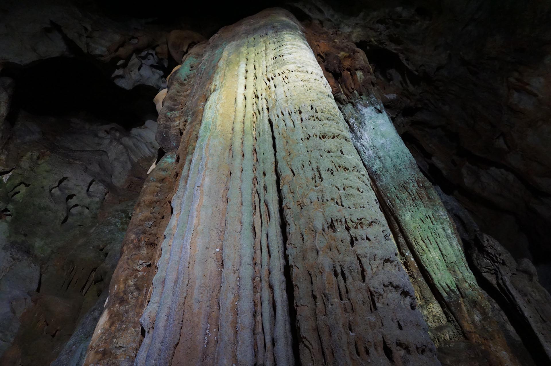 秋芳洞の黄金柱