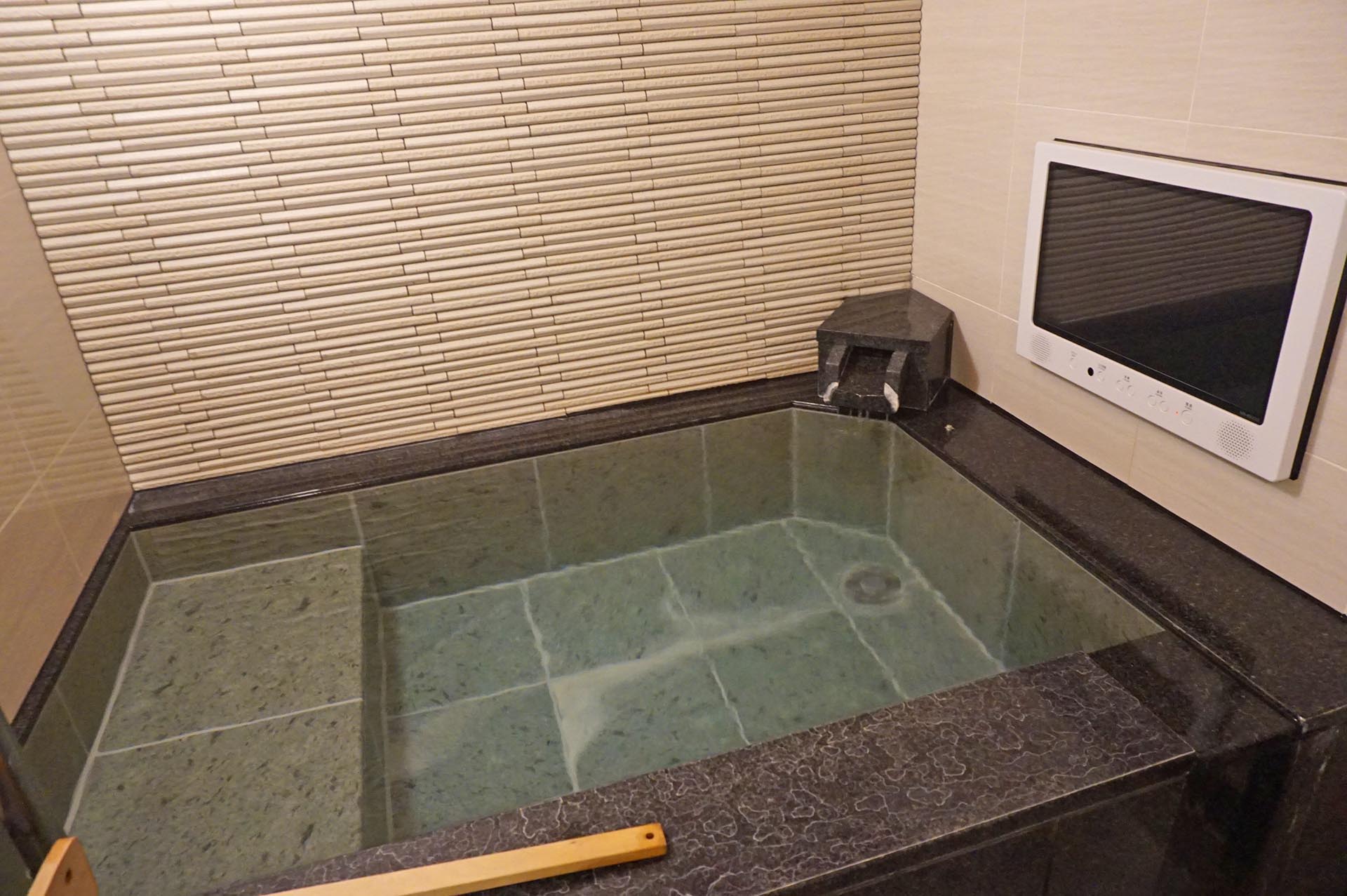 ユウベルホテル松政の源泉かけ流しの天然石風呂