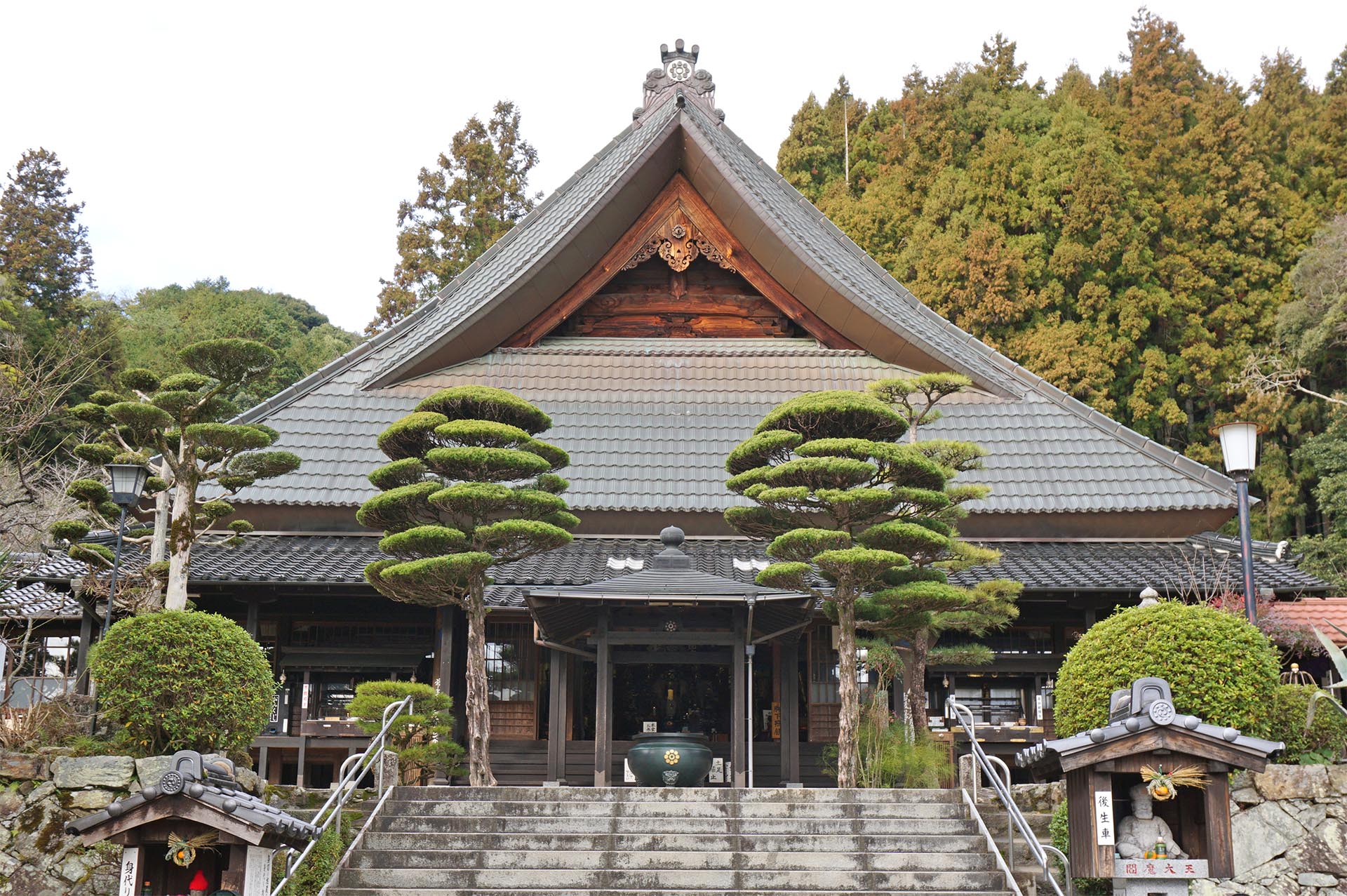 瑠璃光寺の本堂