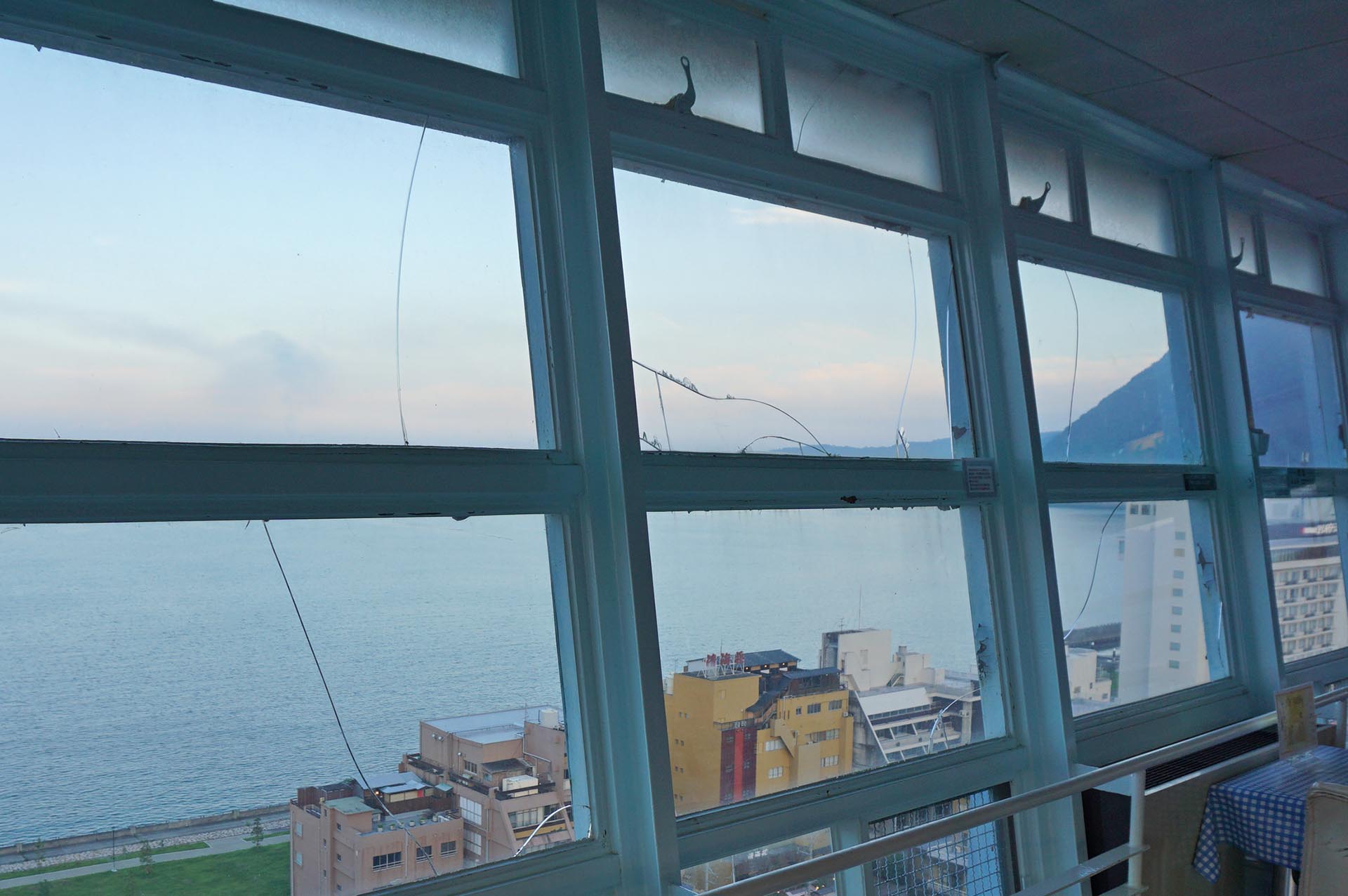 別府タワーの割れているガラス