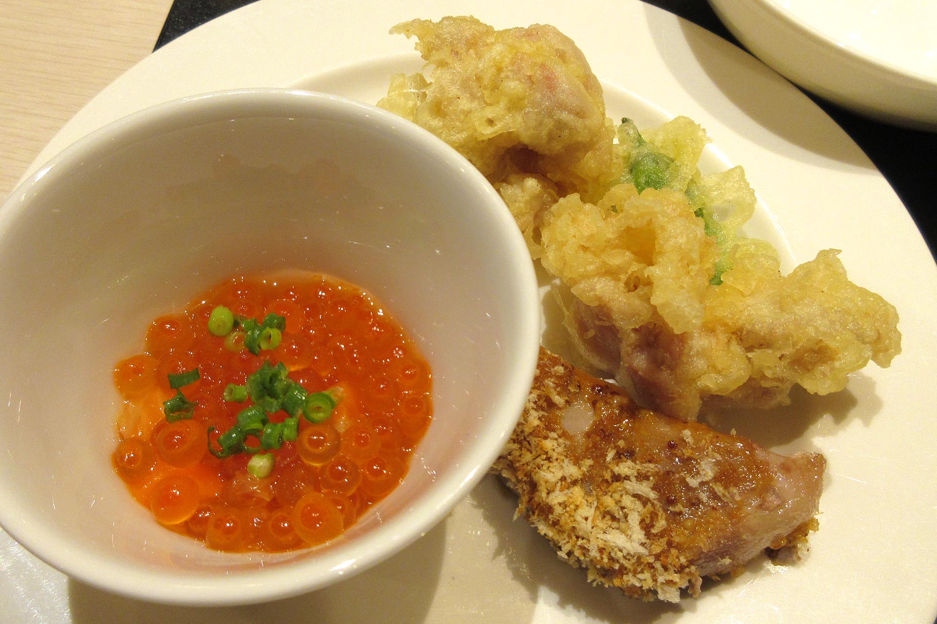 杉乃井ホテルの夕食（イクラととり天）